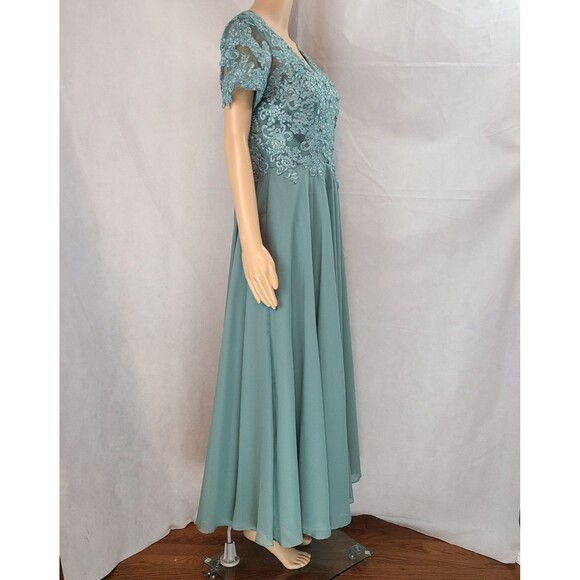 New Mother of the Bride (8) Eucalyptus Green Lace & Chiffon  Lace Up Back Dress - Picture 8 of 9